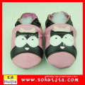 Wholesale customized design pink and black owl soft flat embroidered baby leather walking shoes